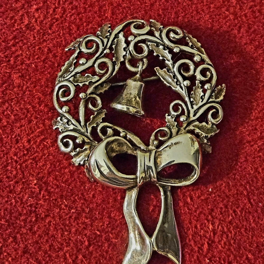 VTG JEZ Jezlaine 925 SS Christmas Wreath & Dangling Bell Brooch Pin